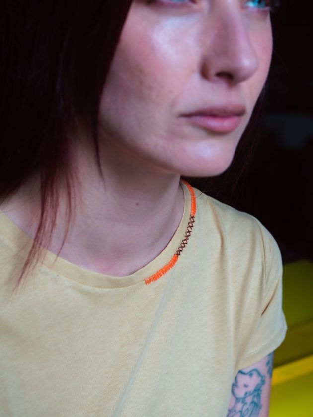 Tshirt Bege Bordada - Image 4